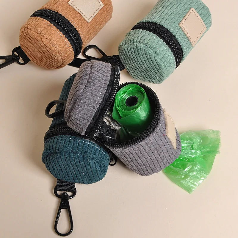 Porte sac à déjections en velours côtelé muni d'un crochet